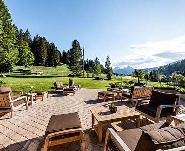 Sitzplaetze auf der Terasse mit Aussicht auf die Berge