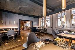 Blick in das helle Restaurant eines Hotels mit Sterneküche 