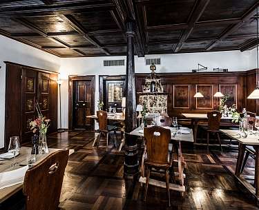 Gemütlicher Gastraum des Restaurants Schwane 1404