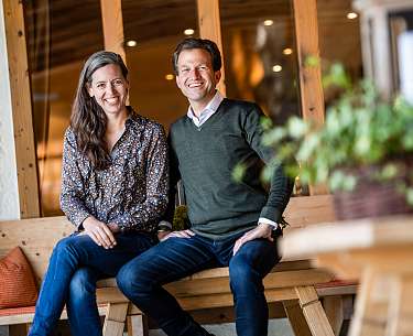 Zwei Gastgeber sitzen in ihrem Romantik Hotel 