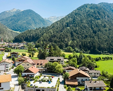 Ansicht auf das Romantik Hotel Stafler und das Gut aus der Ferne