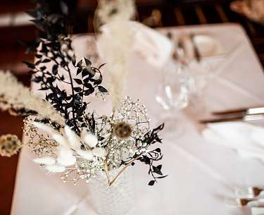 Detailansicht von oben auf eingedeckten Tisch Fokus Blume
