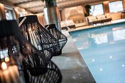 Blick auf den modernen Wellnessbereich mit Hallenbad im Romantik Hotel Stafler