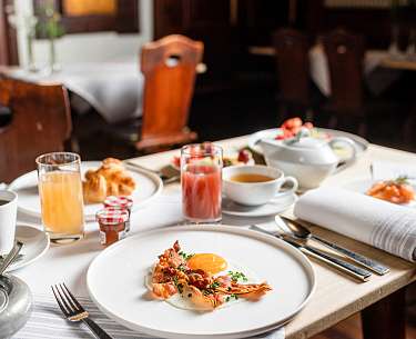 Reichlich gedeckter Frühstückstisch mit verschiedenen Speisen