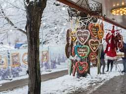 Lebkuchenherzen auf einem Weihnachtsmarkt