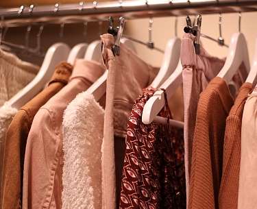 Kleiderbügel mit rosafarbender Kleidung