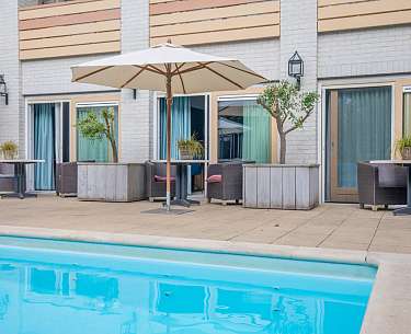 Komfortzimmer mit Schwimmbadterrasse