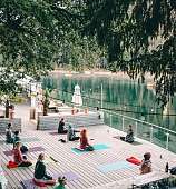 Blick auf den Caumasee und Yogis