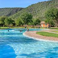 Der hellblaue Außenpool einer Namibia Lodge 