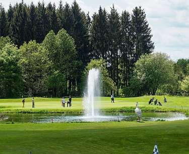 Doppelgruen mit Golfer und Wasserfontaene sRGB