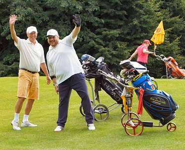 weißer Golfball auf dem Golfplatz