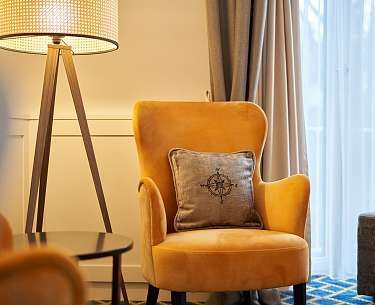 gelber Sessel im Superior Class Einzelzimmer 