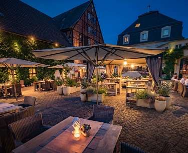 Sommerabend im romantischen Innenhof 