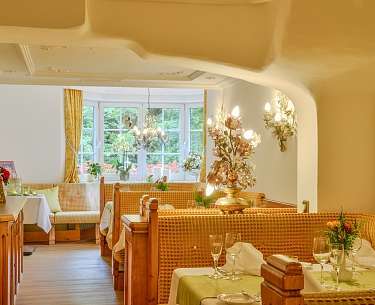 Blick auf die hellen Sitzgruppen der Wittgensteiner Stube