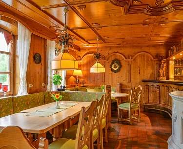 Blick in die holzvertäfelte gemütliche Bauernstube