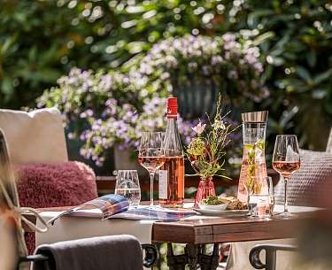 Ein Glas Wein auf der Terrasse