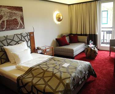 einzelzimmer mit Einzelbett und Tagesdecke