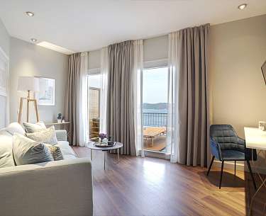 Blick auf die Sitzlounge und Terrasse der Suite El Angel