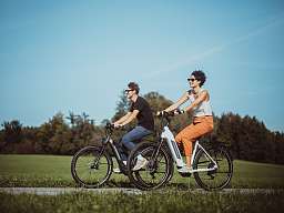 Zwei Personen fahren E-Bike
