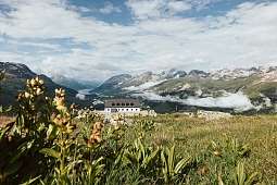 Das Romantik Hotel Muottas Muragl in der Natur zwischen den Bergen 