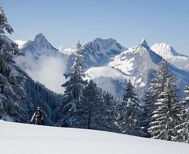 Verschneite Alpen um Charmey