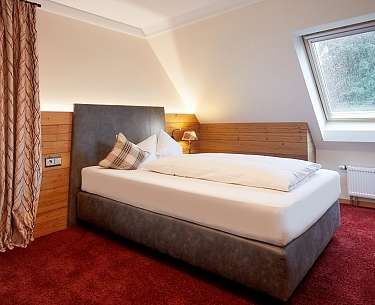 Einzelzimmerbett und Blick aus dem Dachfenster