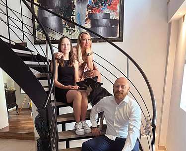 Familie Neuhaus auf einer Treppe