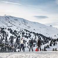 Familie beim Skifahren in den bergen