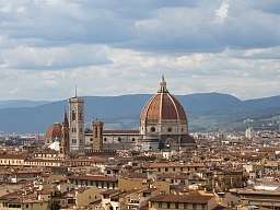 Blick über die Stadt Florenz mit roten Dächern 