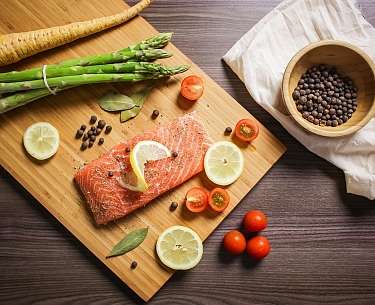 Lachs mit Spargel und Pastinaken