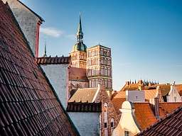 Blick über die Dächer eines Stadthotels in Europa 