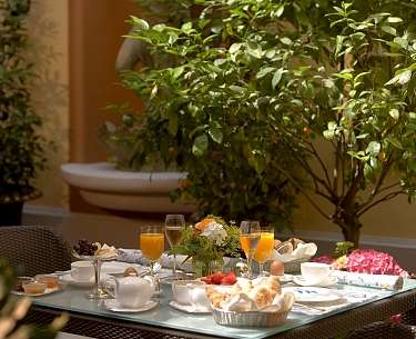 fruehstueck im innenhof