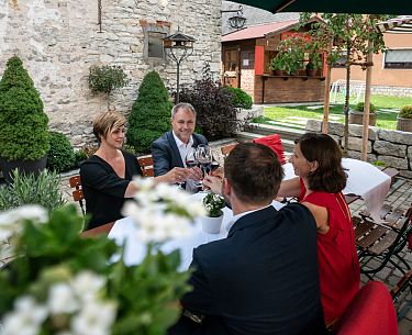 Gäste in Romantik Hotel Der Millipp Biergarten 