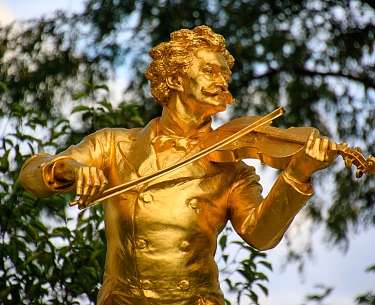 Goldene Skultpur eines Geigers in Wien