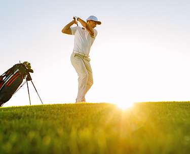 Golfspieler beim Abschlag