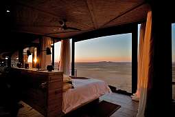 Luxusunterkunft Desert Whisper, Blick auf Namib bei Sonnenuntergang, Namibia