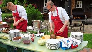 Essen wird auf einer Gartenparty serviert