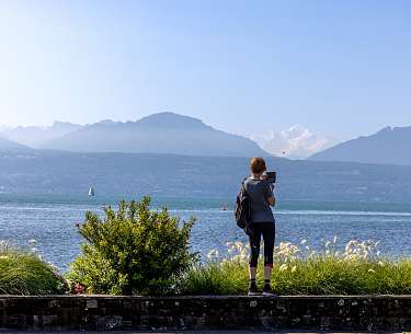 Spaziergänger an der Uferpromenade von Morges