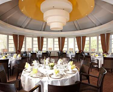 Blick auf eine Tafel mit festlichem Gedeck