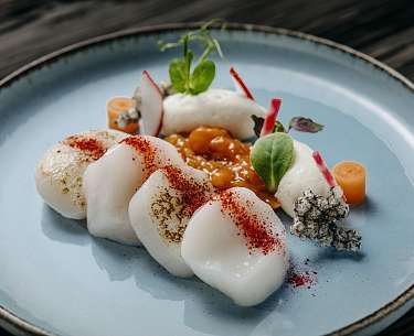 Diverse Weingläser mit edler Tischdekoration