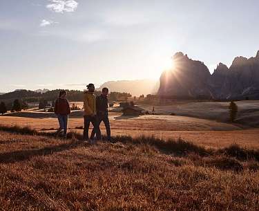 Wandern in der Natur des Eisacktals Ansicht im Herbst bei Tag