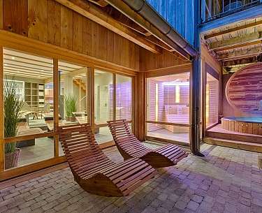 Spa-Bereich mit Holzliegen und Whirlpool