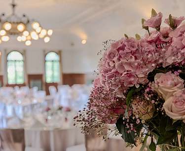 Saal Belle Epoque eingedeckt mit runden Tischen