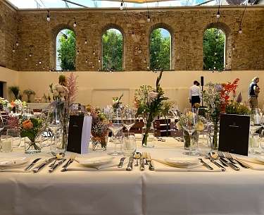 Blick auf ein Hotel und seine Open Air Bühne