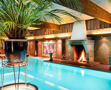 Indoor Pool mit Grosskamin