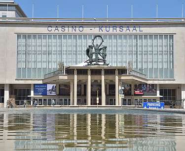 Blick auf einen Brunnen und das Casino Ostende