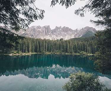Blick auf den Karersee mit herrlichen Bergen im Hintergrund
