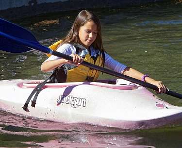 Blick auf ein Mädchen dass Kanu fährt
