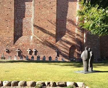 Blick in den Innenhof und die dortigen Skulpturen des Kloster Ribnitz bei Sonnenschein