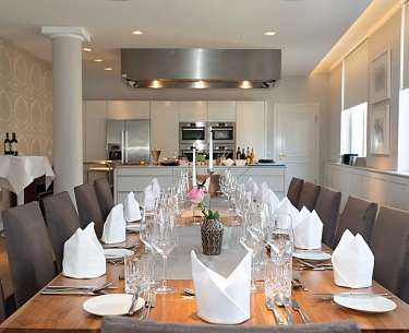 gedeckter Tisch in der Kochwerkstatt